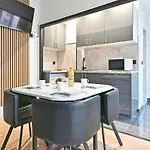 Modern Moulin Rouge Apartmán