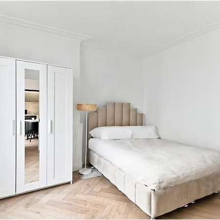 Modern Moulin Rouge Apartment