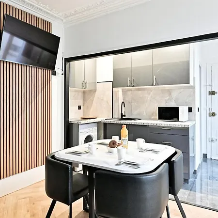 Modern Moulin Rouge Apartment *