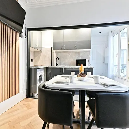 Apartment Modern Moulin Rouge