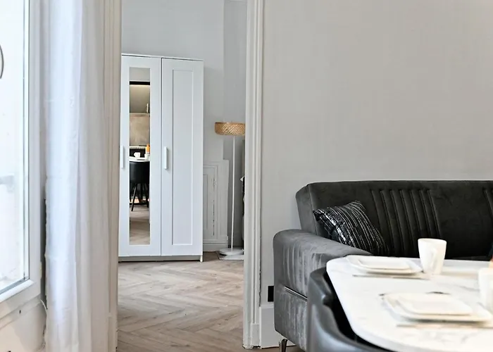 Modern Moulin Rouge アパート パリ