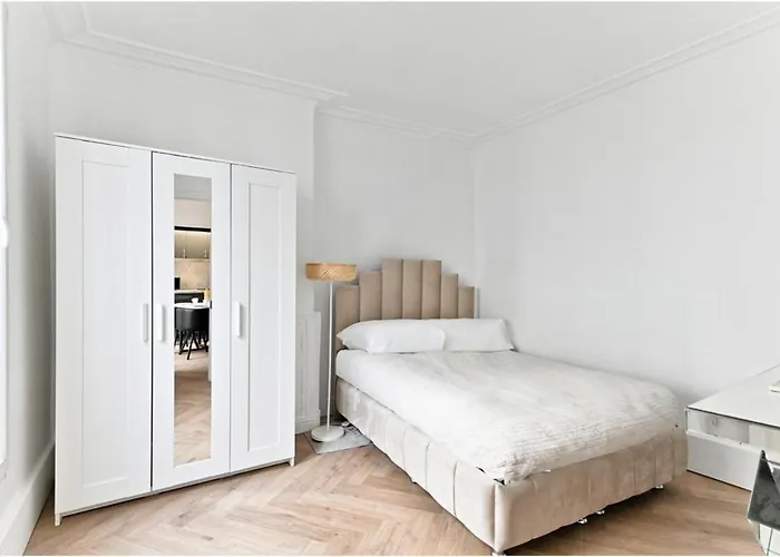 Modern Moulin Rouge アパート