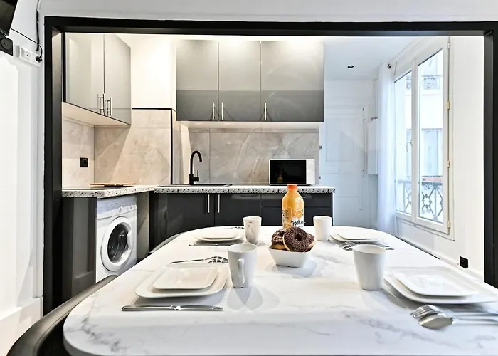 Modern Moulin Rouge パリ