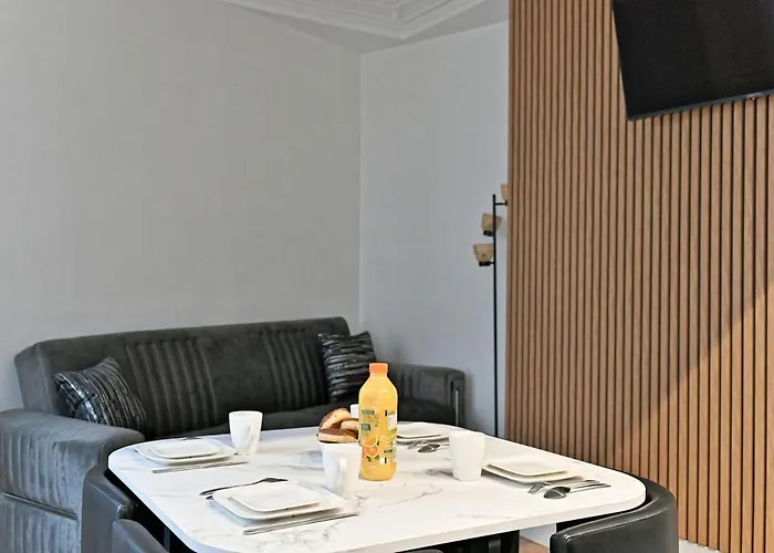 Modern Moulin Rouge * パリ