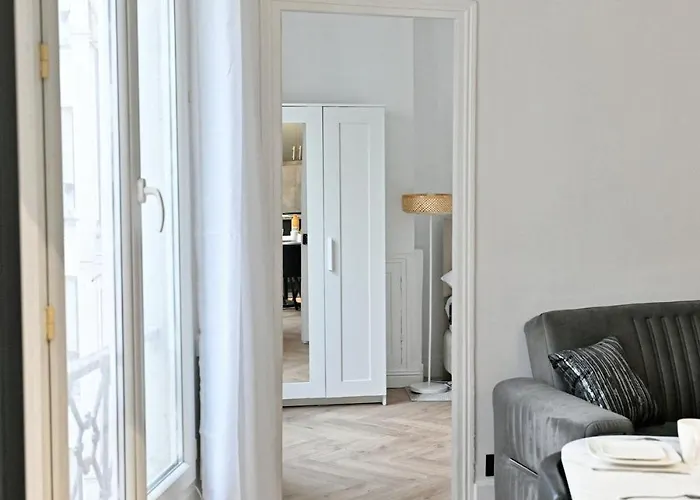 Modern Moulin Rouge パリ