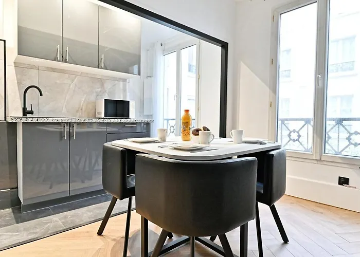 Modern Moulin Rouge * パリ