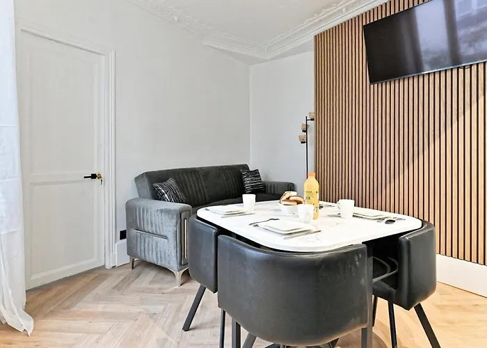 Modern Moulin Rouge * パリ