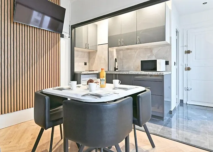 Modern Moulin Rouge アパート