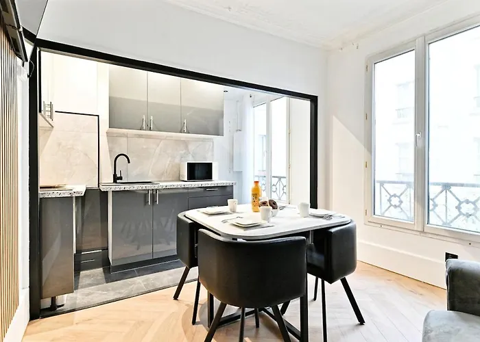 Modern Moulin Rouge * パリ