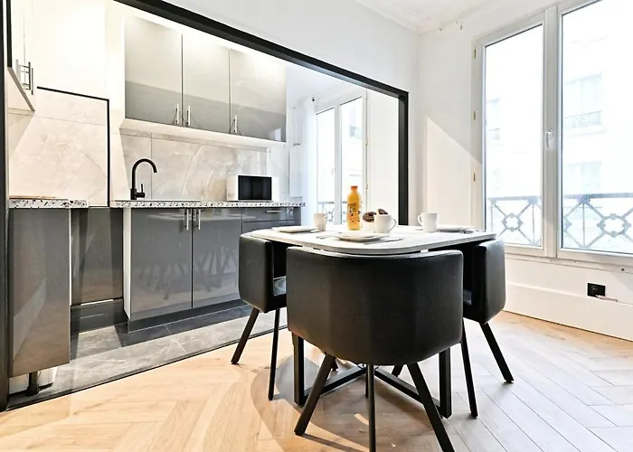 Modern Moulin Rouge アパート